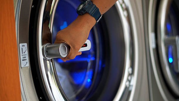 Women uses the Laundry shop that washes clothes yourself.